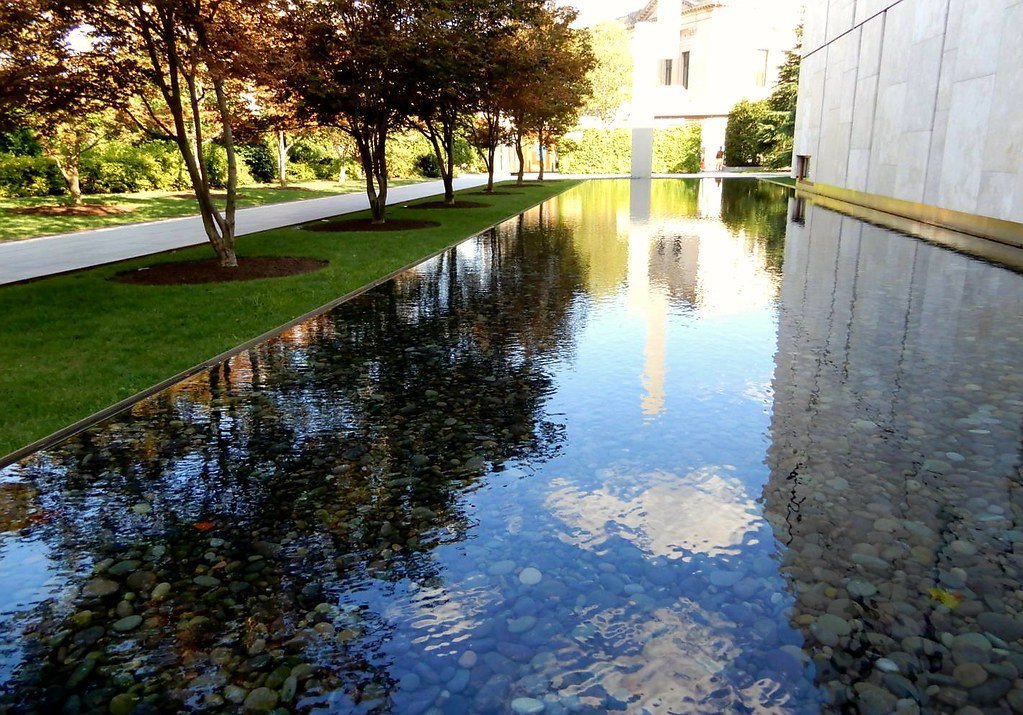 reflecting pool at the barnes foundation in philadelphia572350224803338040..jpg